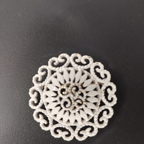 Vintage Monet Signed White Enamel Round Pin - Picture 7 of 7